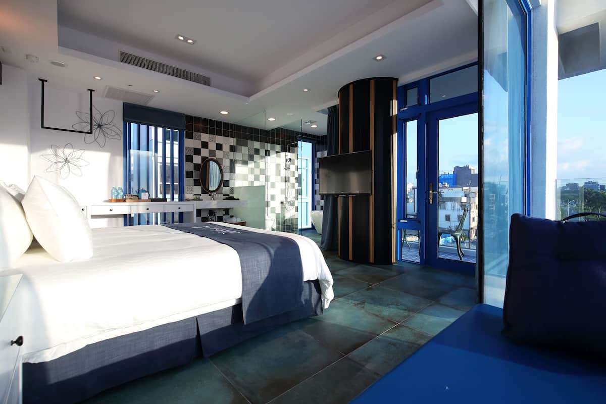 Kamar Double Premium, pemandangan laut | Kamar mandi | Kombinasi shower/bathtub, pancuran hujan,  dan perlengkapan mandi gratis