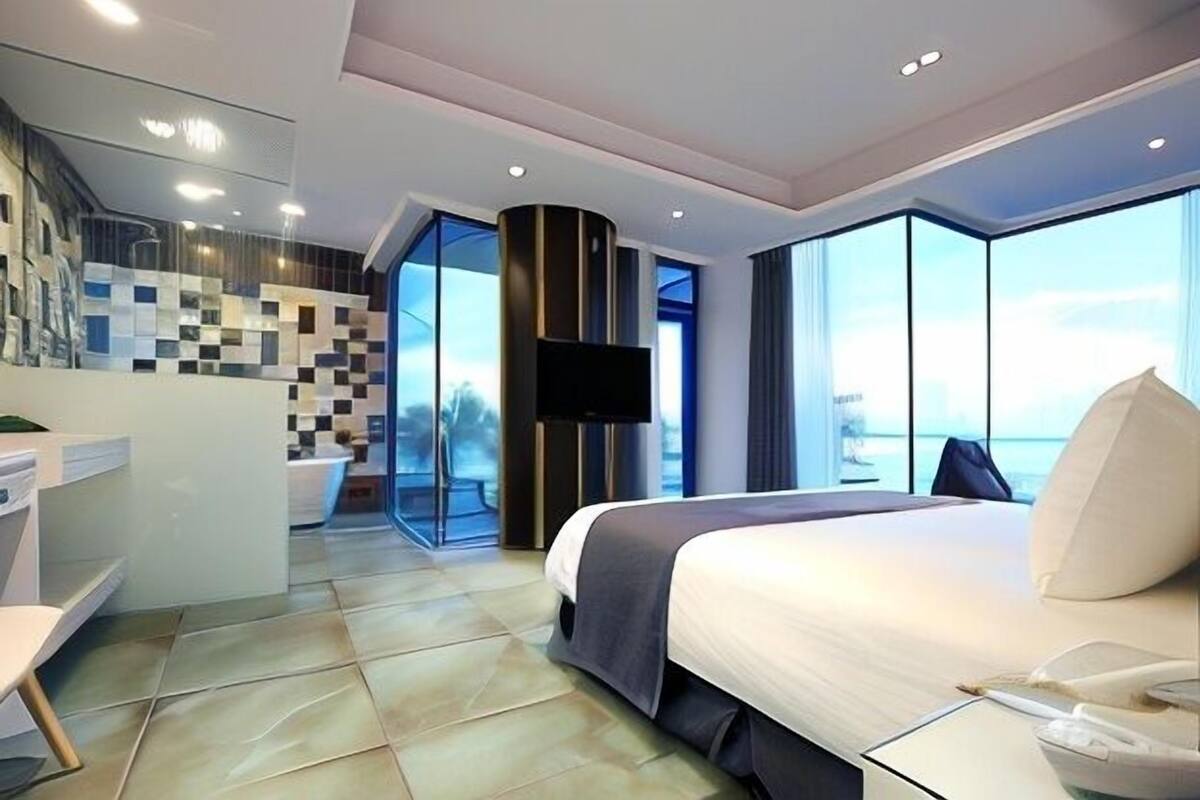 Escritorio, cortinas blackout, sistema de insonorización y wifi gratis