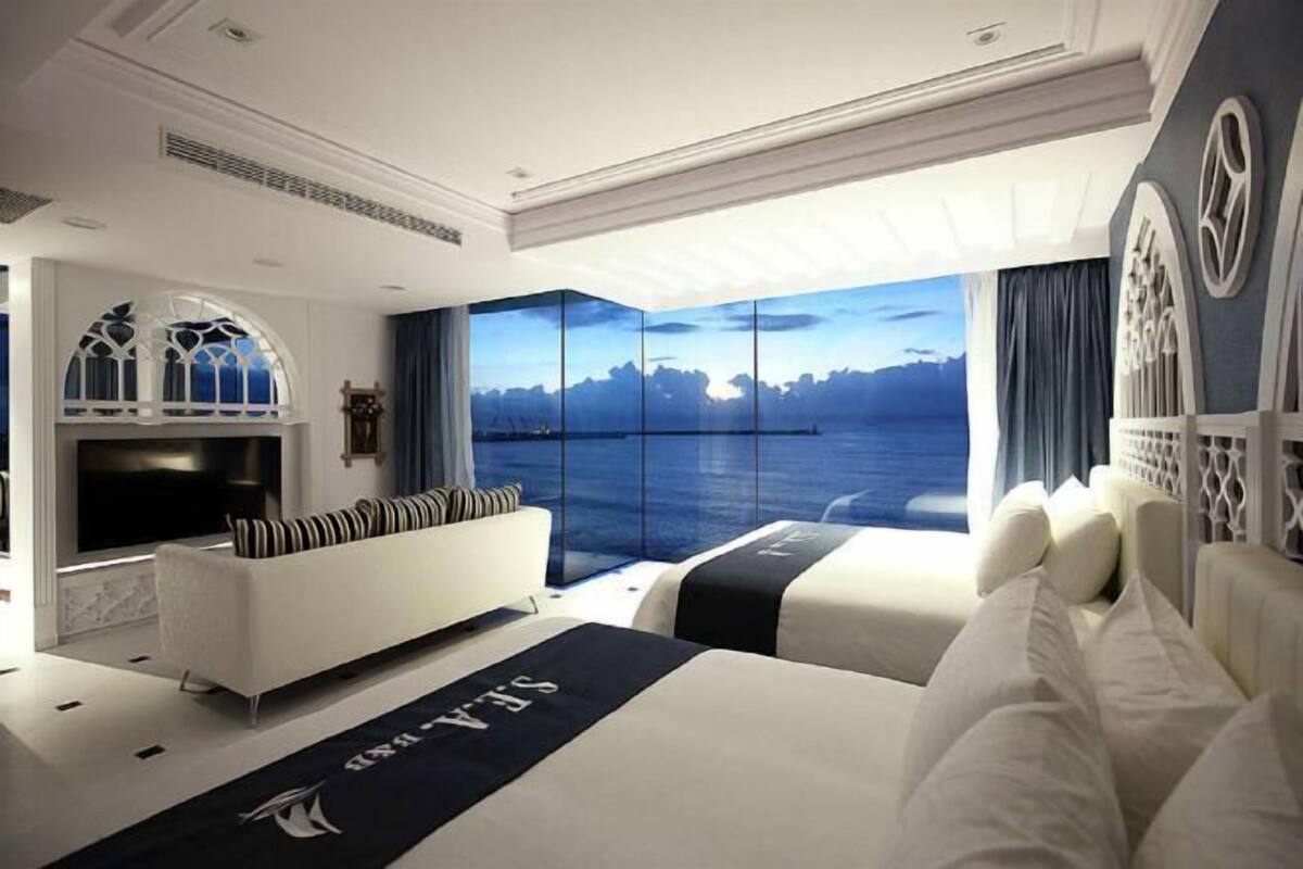 Escritorio, cortinas blackout, sistema de insonorización y wifi gratis