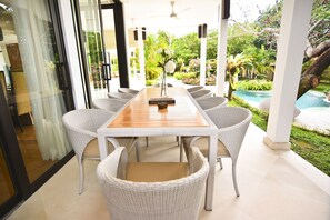 تناول الطعام بالخارج