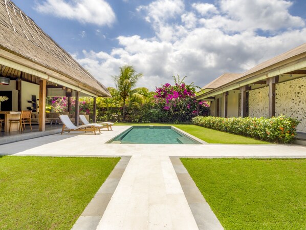 حمام سباحة خاص