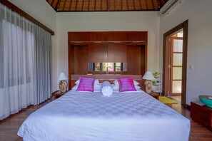 3 bedrooms, Egyptian cotton sheets, premium bedding, Tempur-Pedic beds - Villa Koru (Seminyak)
