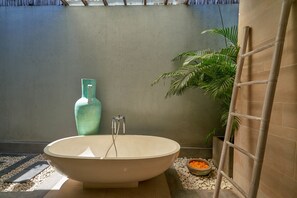 Villa Luxe, 3 chambres, piscine privée | Baignoire relaxante profonde
