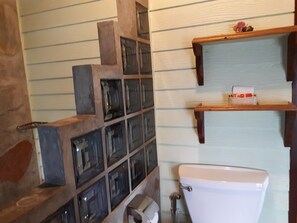 Shower, free toiletries, towels