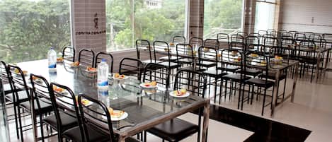 Lunch and dinner served, international cuisine