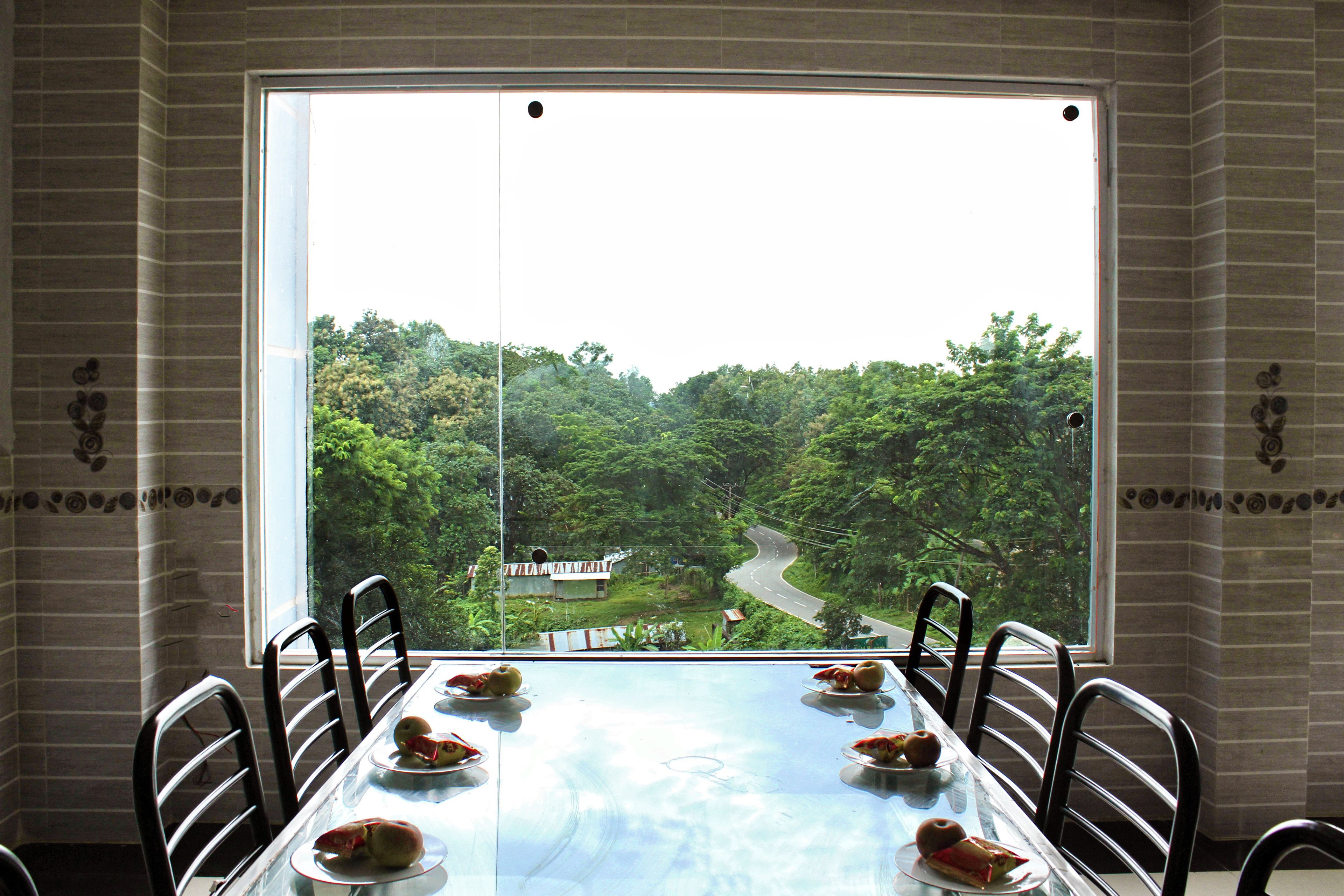 Lunch and dinner served, international cuisine