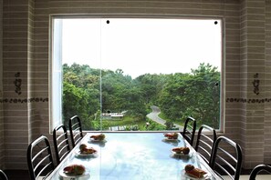 供应午餐和晚餐，国际美食