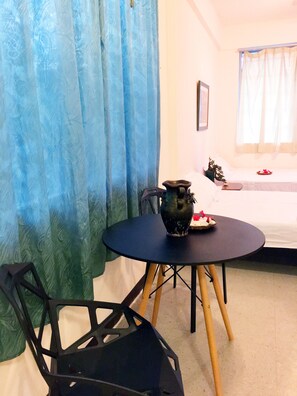 Studio | Safe på rommet, skrivebord og wi-fi (inkludert)