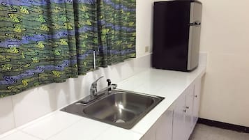 Studio | Private kitchenette | Fridge, microwave