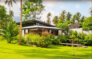 Le Pavillon | Egyptian cotton sheets, premium bedding, free minibar items - SomeWhere Else Boutique Resort (Mambajao)