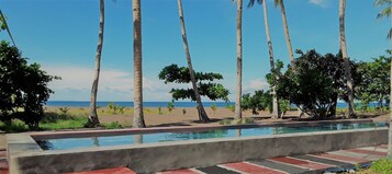 Una piscina al aire libre, tumbonas