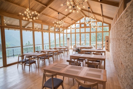 Breakfast, lunch, dinner served; Chinese cuisine