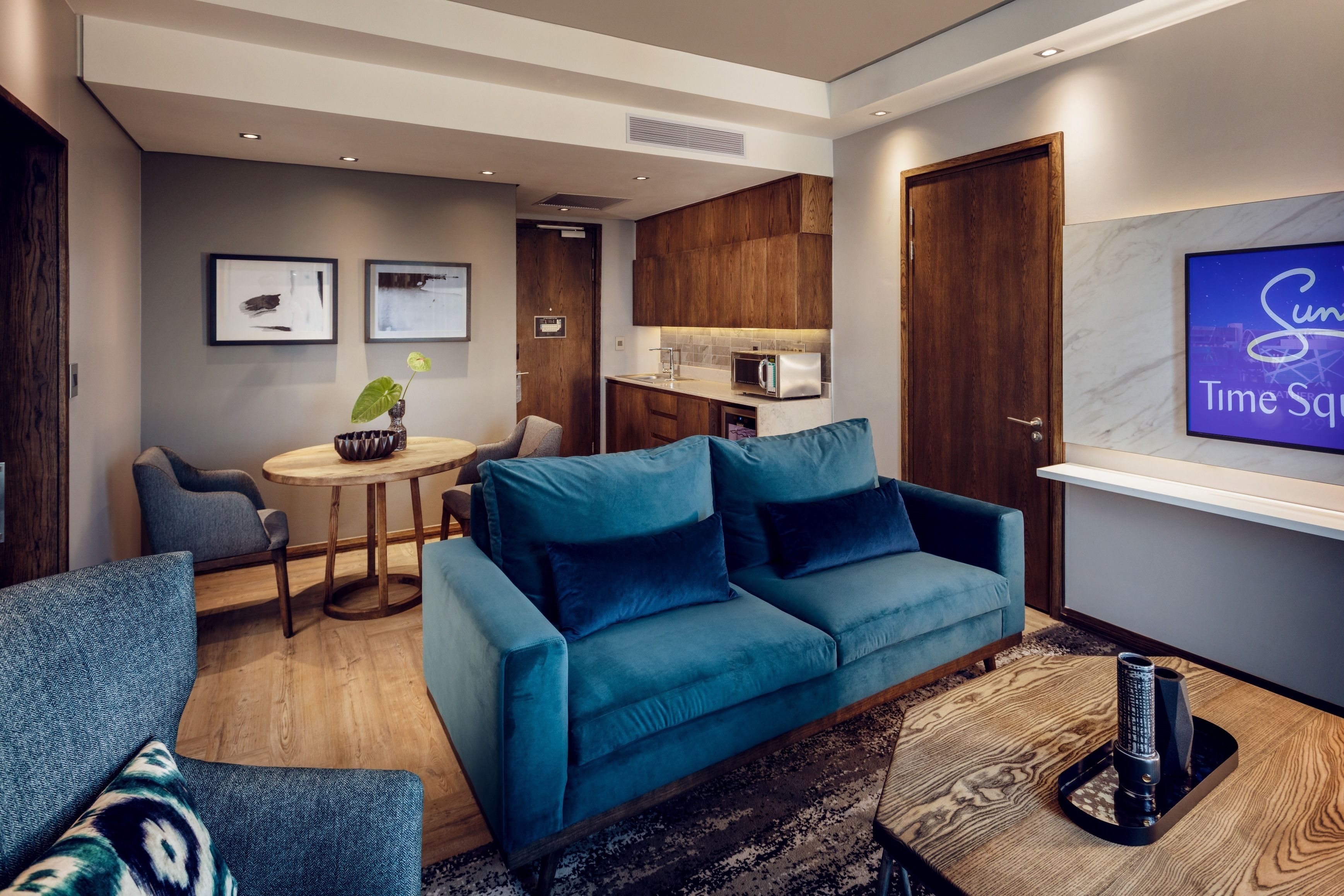 junior suite, 1 king bed | living room | tv