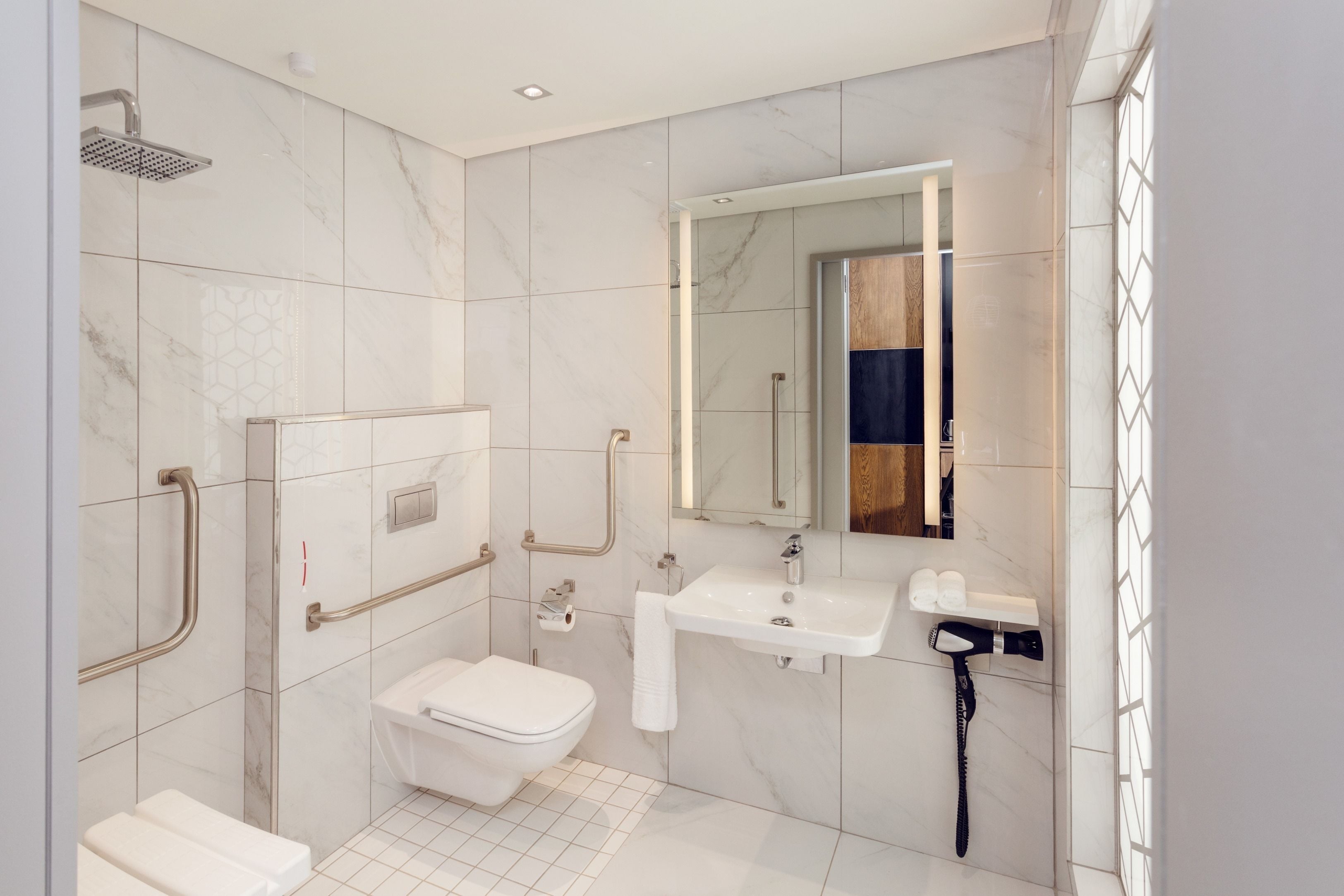 standard double room, 1 queen bed, accessible | bathroom | free toiletries, hair dryer, towels