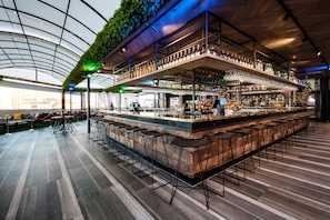 3 bars/lounges