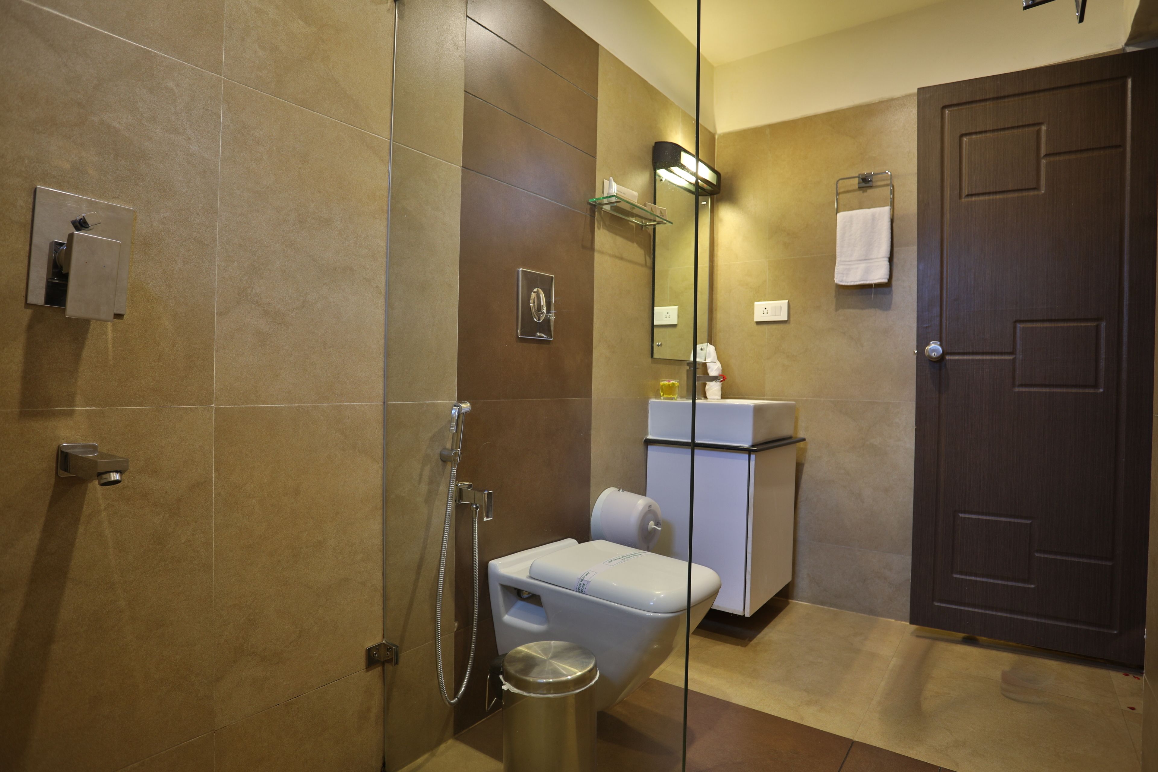luxury suite, 1 bedroom, jetted tub | bathroom | shower, free toiletries, hair dryer, towels