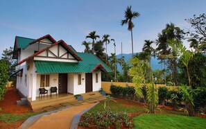 Premium bedding, minibar, in-room safe, laptop workspace - The Leaf Munnar Resort (Devikolam)