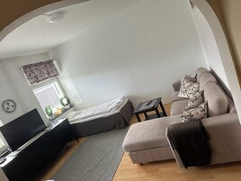 Decoración personalizada, muebles diferentes y cortinas blackout 