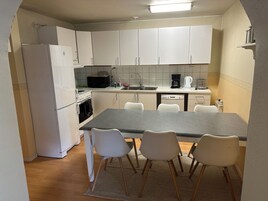 Refrigerador con freezer, microondas, horno, placa de cocina