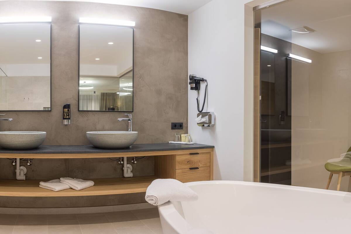 deluxe penthouse, sauna | bathroom | shower, hair dryer, bathrobes, slippers