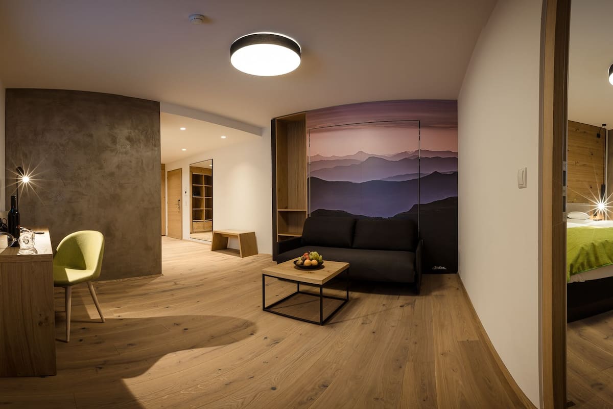 Junior Suite, 1 Bedroom (Royal) | Hypo-allergenic bedding, in-room safe, free WiFi, bed sheets