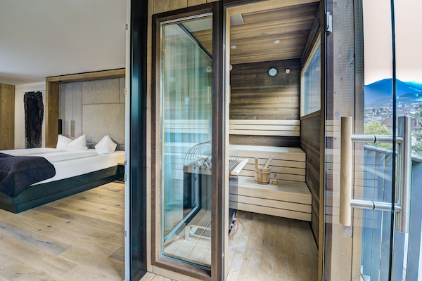 Deluxe-kattohuoneisto, sauna | Allergiatestatut vuodevaatteet, tallelokero huoneessa, ilmainen Wi-Fi