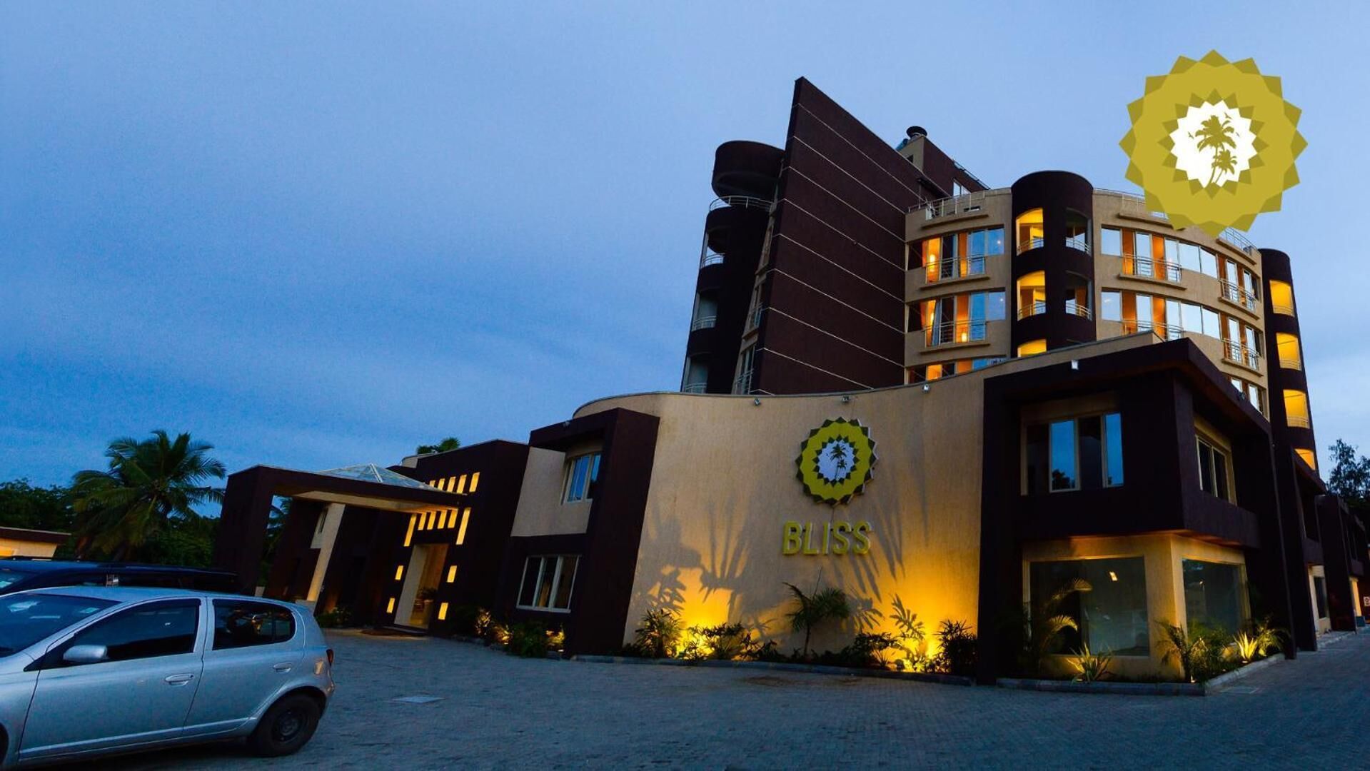 Ein modernes Hotel mit markanter Architektur, inklusive eines gut sichtbaren Logos an der Fassade.