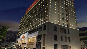 Un hôtel à plusieurs étages, reconnaissable à son grand panneau situé en haut de la façade.
