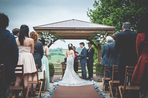 منطقة خارجية لإقامة حفلات الزفاف