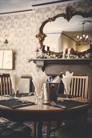 Breakfast, lunch, dinner served; local cuisine  - Bentley Brook Inn (Ashbourne)