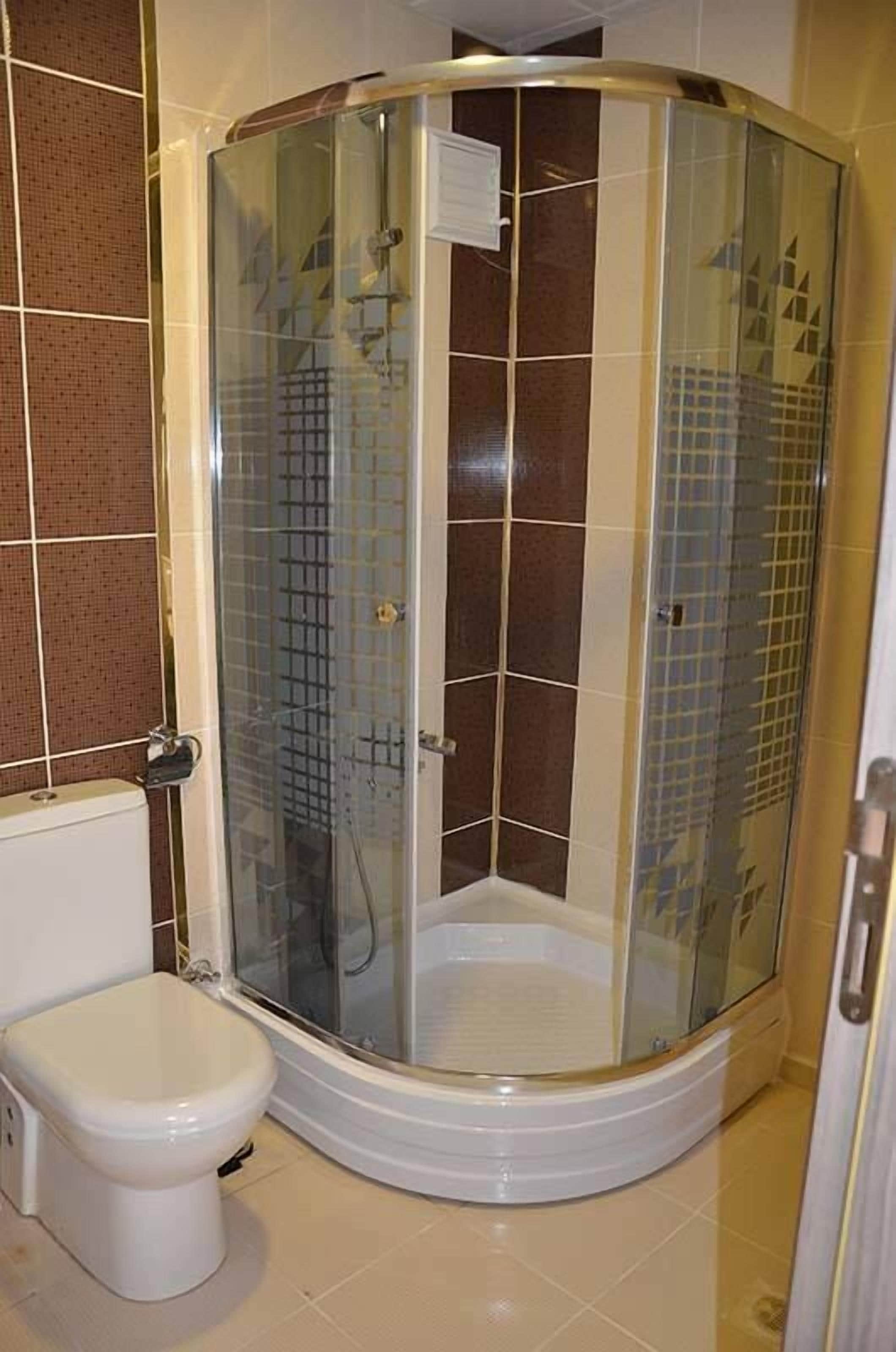 تجهيزات دش، مستلزمات مجانية للعناية الشخصية، مجففات شعر، خف للقدمين