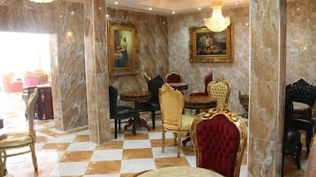 Lunch and dinner served, international cuisine