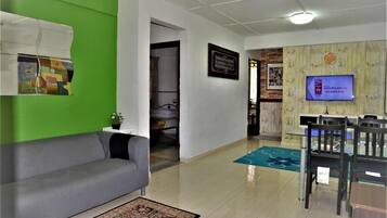 Apartment, 3 Bedrooms | Ruang tamu | 40 inci televisyen LED dengan kabel, TV