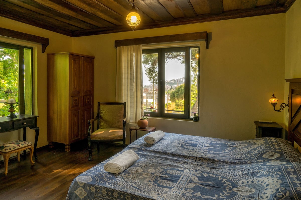 Habitación con 1 cama matrimonial o 2 individuales, vista a la ciudad | Artículos del minibar gratis, escritorio, cunas gratuitas y wifi gratis