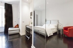 Phòng đôi hoặc 2 giường đơn phong cách cổ điển | Bộ đồ giường cao cấp, két bảo mật tại phòng, bàn 