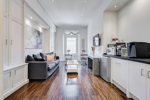 Un apartamento moderno con sala de estar, cocina y comedor.