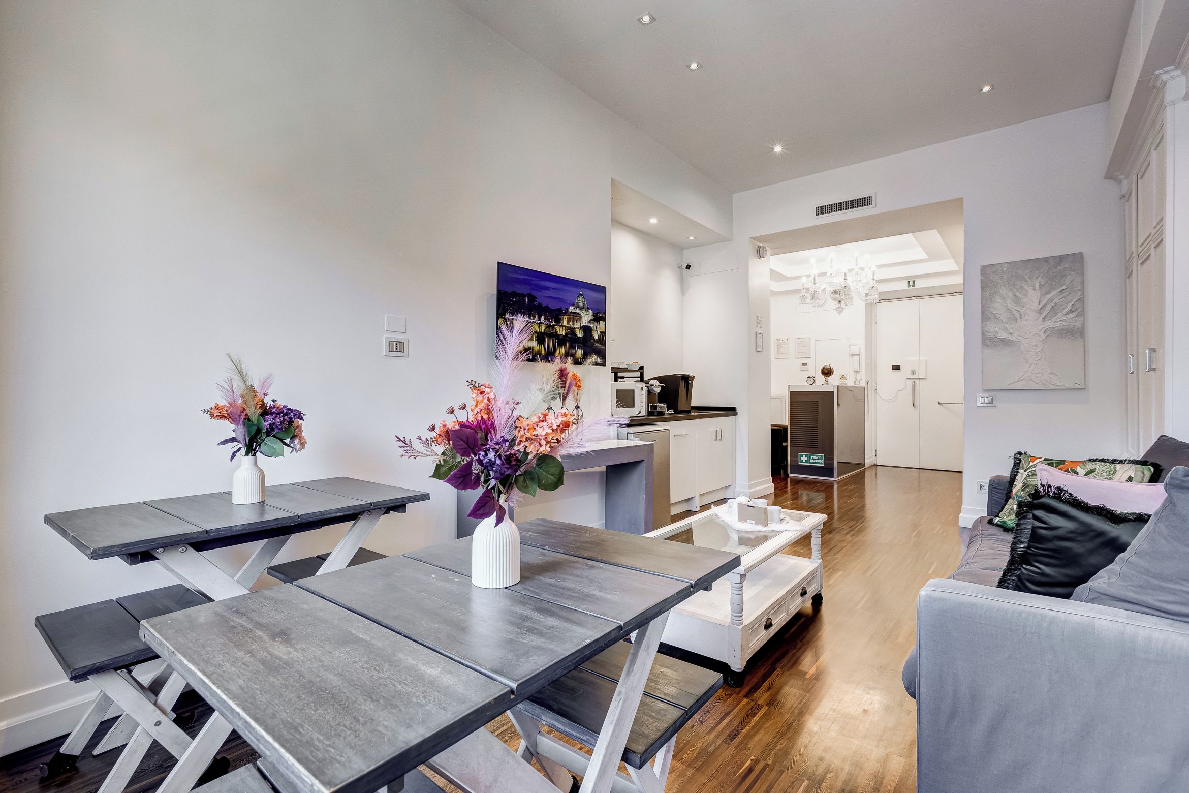 Un espacio habitable moderno con comedor, cocina y sofá.