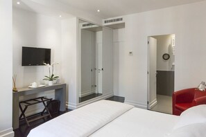 Phòng đôi Deluxe, quang cảnh thành phố | Bộ đồ giường cao cấp, két bảo mật tại phòng, bàn 