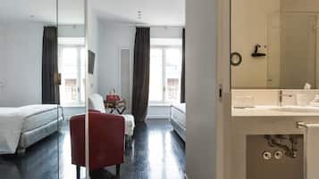 Habitación básica doble | Ropa de cama de alta calidad y caja de seguridad en la habitación