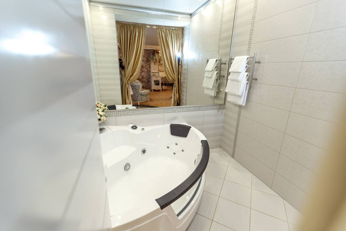 Suite – honeymoon | Sengetøy av topp kvalitet, safe på rommet, skrivebord og lydisolert