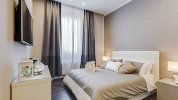 أغطية فراش متميزة وميني بار وخزنة داخل الغرفة ومكتب