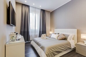 经典双人房 | 高档床上用品、迷你吧、客房内保险箱、办公桌