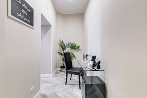 Un intérieur moderne avec un bureau, une chaise et une plante en pot.