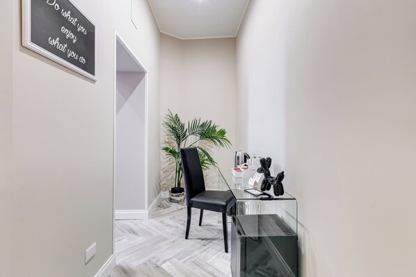 Un interior moderno con un escritorio, una silla y una planta en maceta.