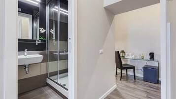 تجهيزات دش، مستلزمات مجانية للعناية الشخصية، مجففات شعر، مراحيض شطف