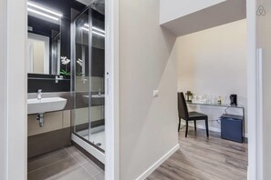 Douche, articles de toilette gratuits, sèche-cheveux, bidet