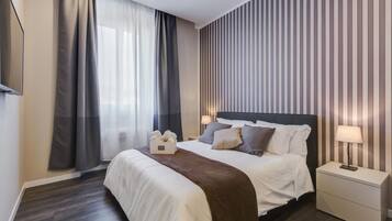 أغطية فراش متميزة وميني بار وخزنة داخل الغرفة ومكتب