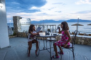 Déjeuner et dîner servis sur place, spécialités Cuisine grecque