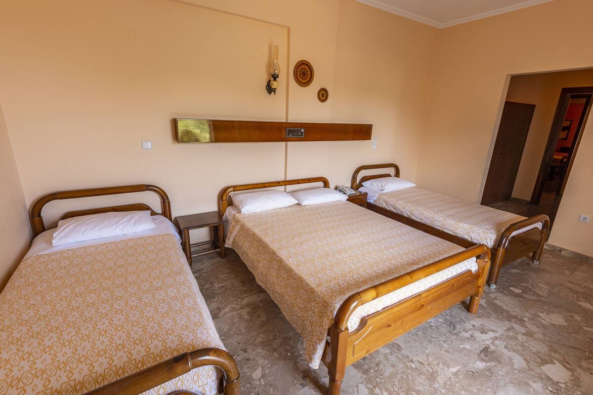 Chambre Triple, vue partielle sur la mer