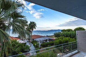 Chambre Quadruple, vue partielle sur la mer